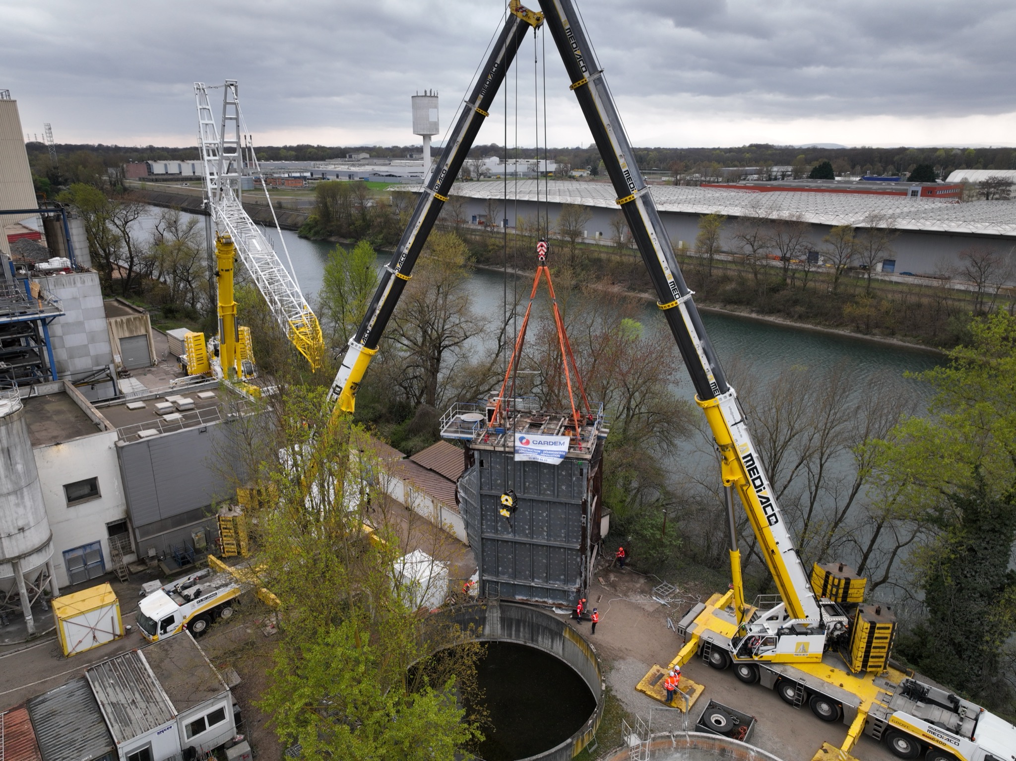Vue aérienne drone levage grue industrielle