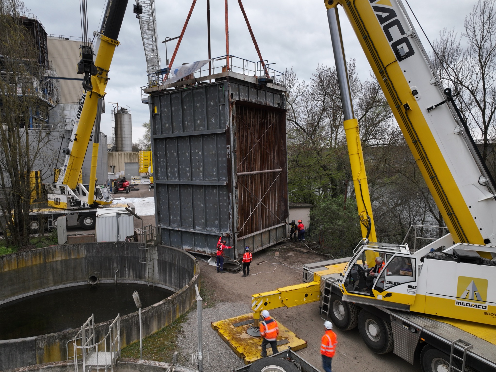 Levage industriel filme par drone